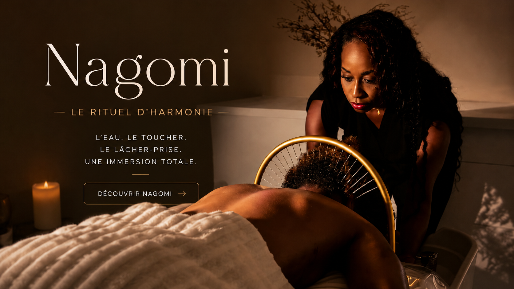 YNAO RITUEL DE PLANTES Femme relaxée, entourée de plantes, recevant un soin de bien-être.