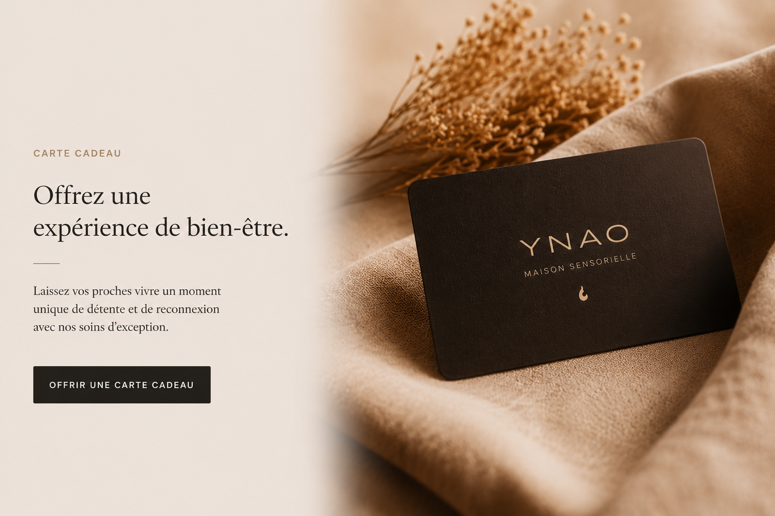 YNAO RITUEL DE PLANTES Femme relaxée, entourée de plantes, recevant un soin de bien-être.
