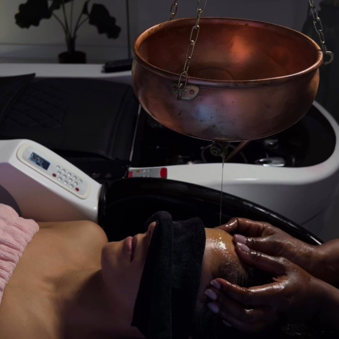 YNAO HEAD SPA GUADELOUPE-TOUS DROITS RESERVES Femme allongée avec un bandeau sur les yeux, recevant un soin au spa.