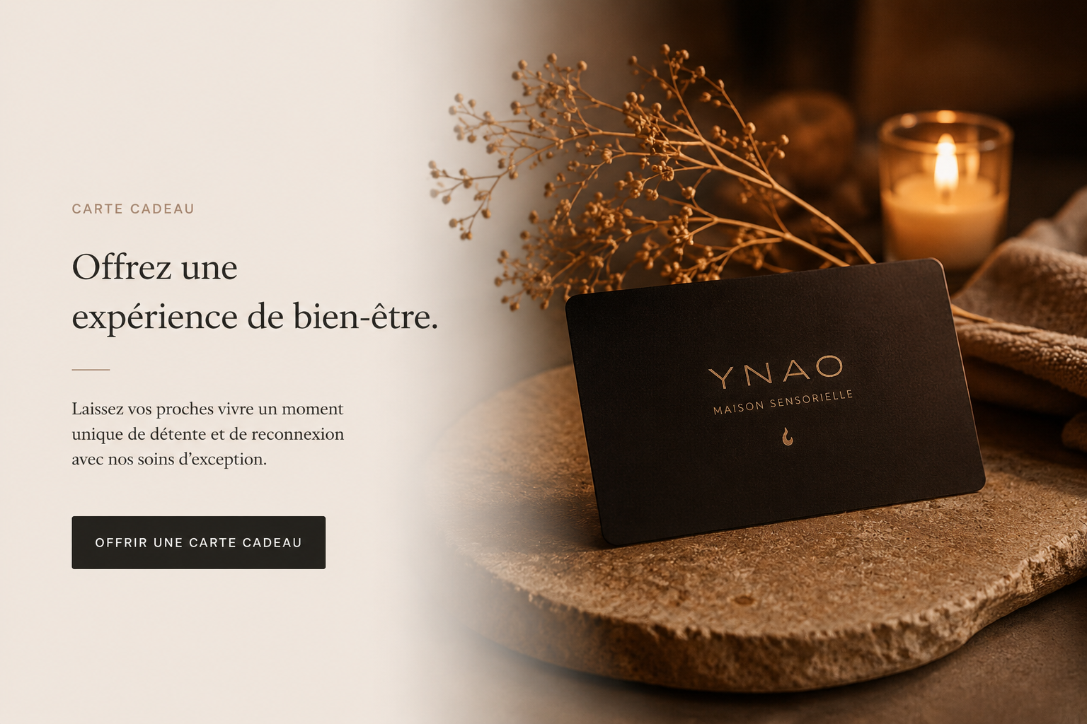 YNAO RITUEL DE PLANTES Femme relaxée, entourée de plantes, recevant un soin de bien-être.